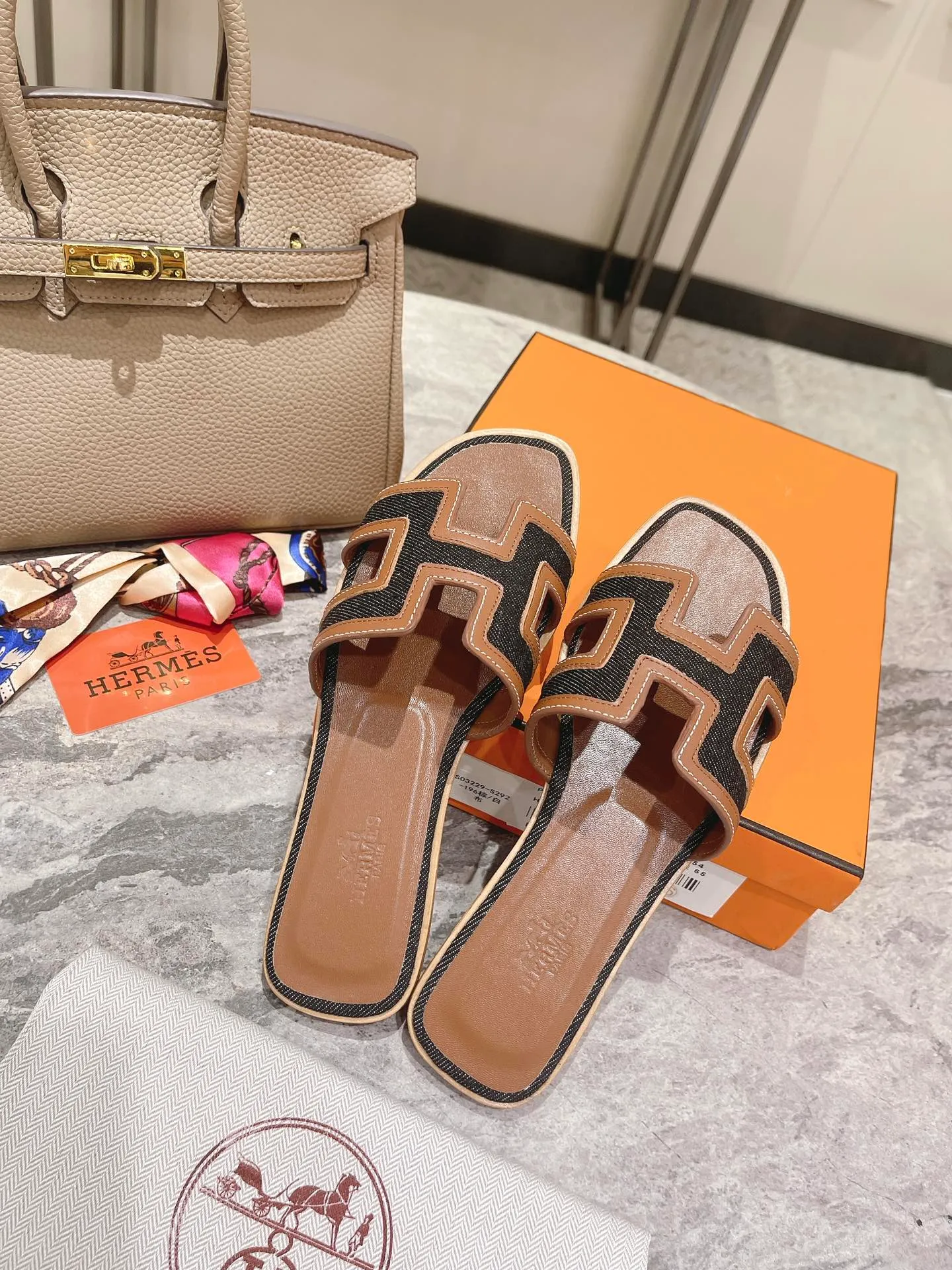 👟👟Ex-factory price 400👟👟 Genuine leather sole +50 New model for early spring, (high-end splicing and oil edge technology) newly revised version (Hermès), upgraded packaging, upgraded version and workmanship materials. Hermes®🔴The highest version of handmade shoes on the market✨✨ Top product Hermès slippers🐎 The new high-end fashion is the same as the original version, purely handmade by masters! ❥High-end customization, the highest version in the industry⚠❥Using: Hermers upper: Italian imported cowhide + original custom-grade Australian sheepskin feet + genuine leather outsole (pursuing top walking comfort) Hermes━━━━━ size: 35-40 (34.41.42 custom-made, non-returnable) Genuine leather sole Rubber sole